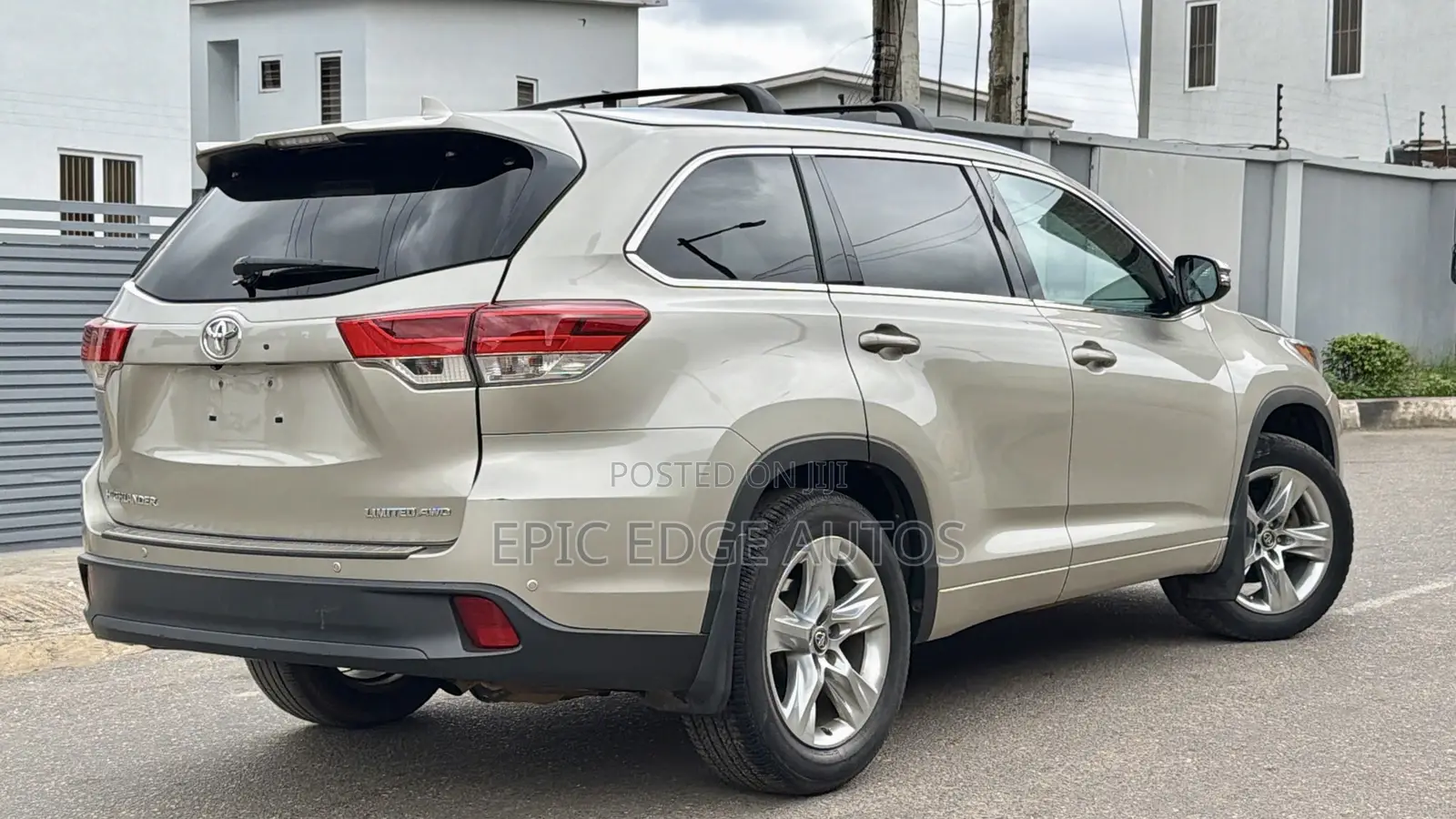 Toyota Highlander Limited 4x2 V6 (3.5L 6cyl 8A) 2017 Gold