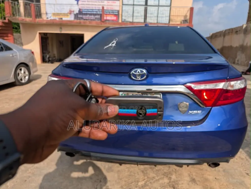 Toyota Camry XLE 4dr Sedan w/Prod. End 11/13 (3.5L 6cyl 6A) 2014 Blue