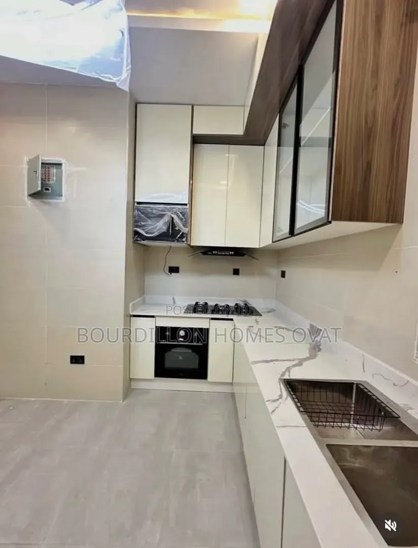 3bdrm Apartment in Lekki Phase 1 for rent