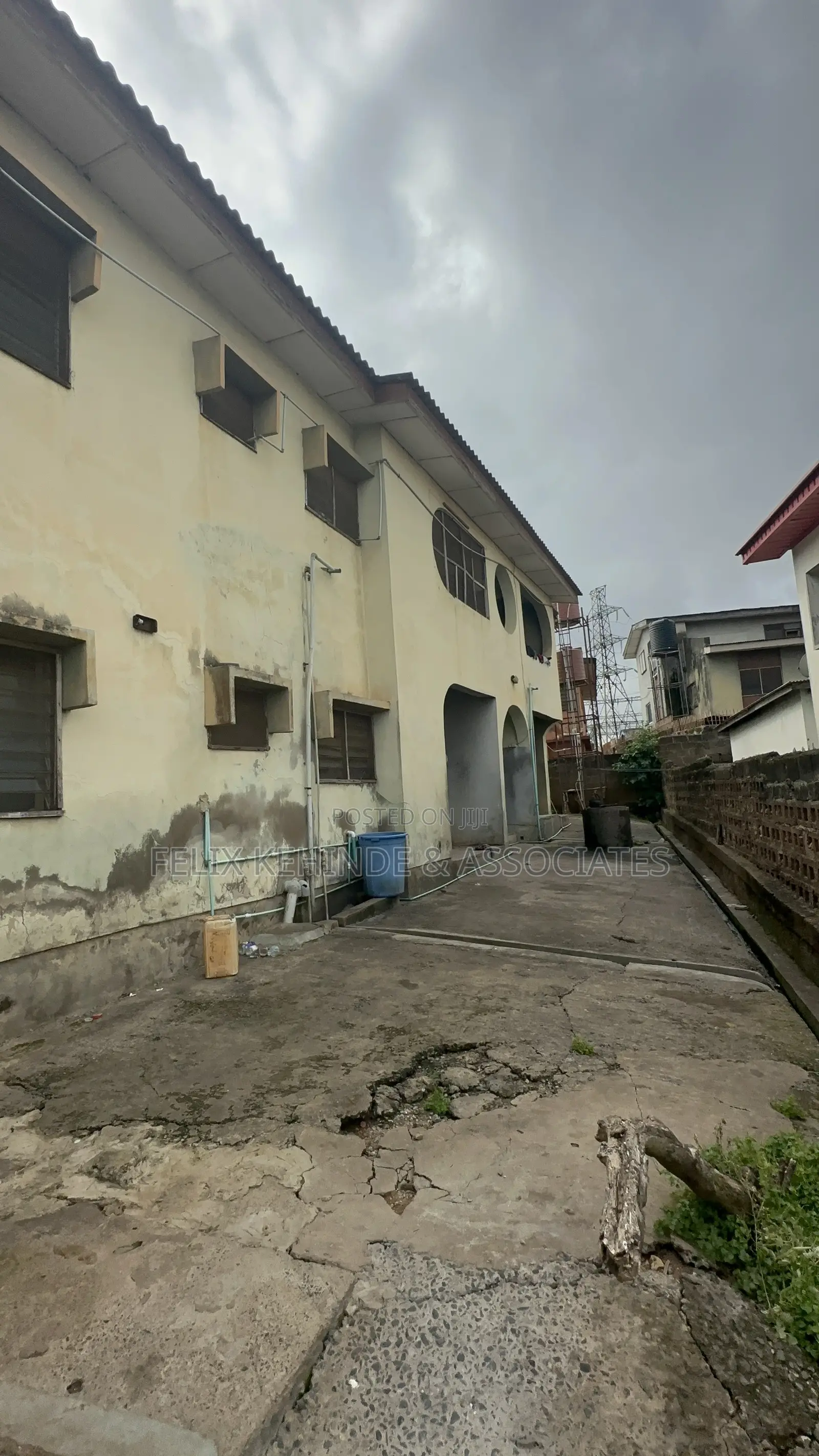 12bdrm Block of Flats in Akinyemi, Ring Road for sale