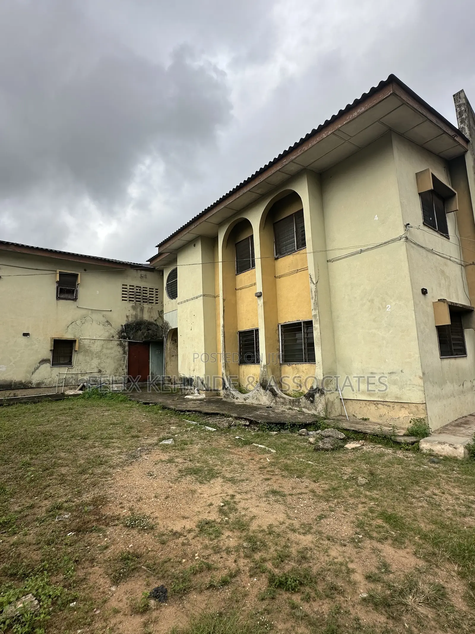 12bdrm Block of Flats in Akinyemi, Ring Road for sale