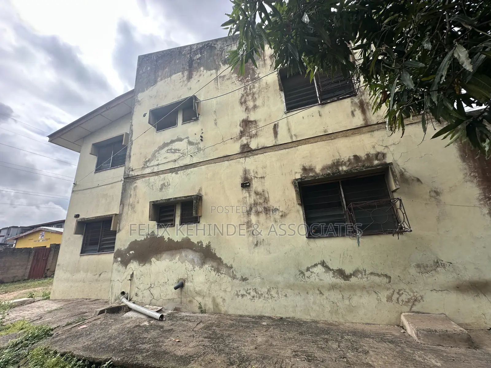 12bdrm Block of Flats in Akinyemi, Ring Road for sale