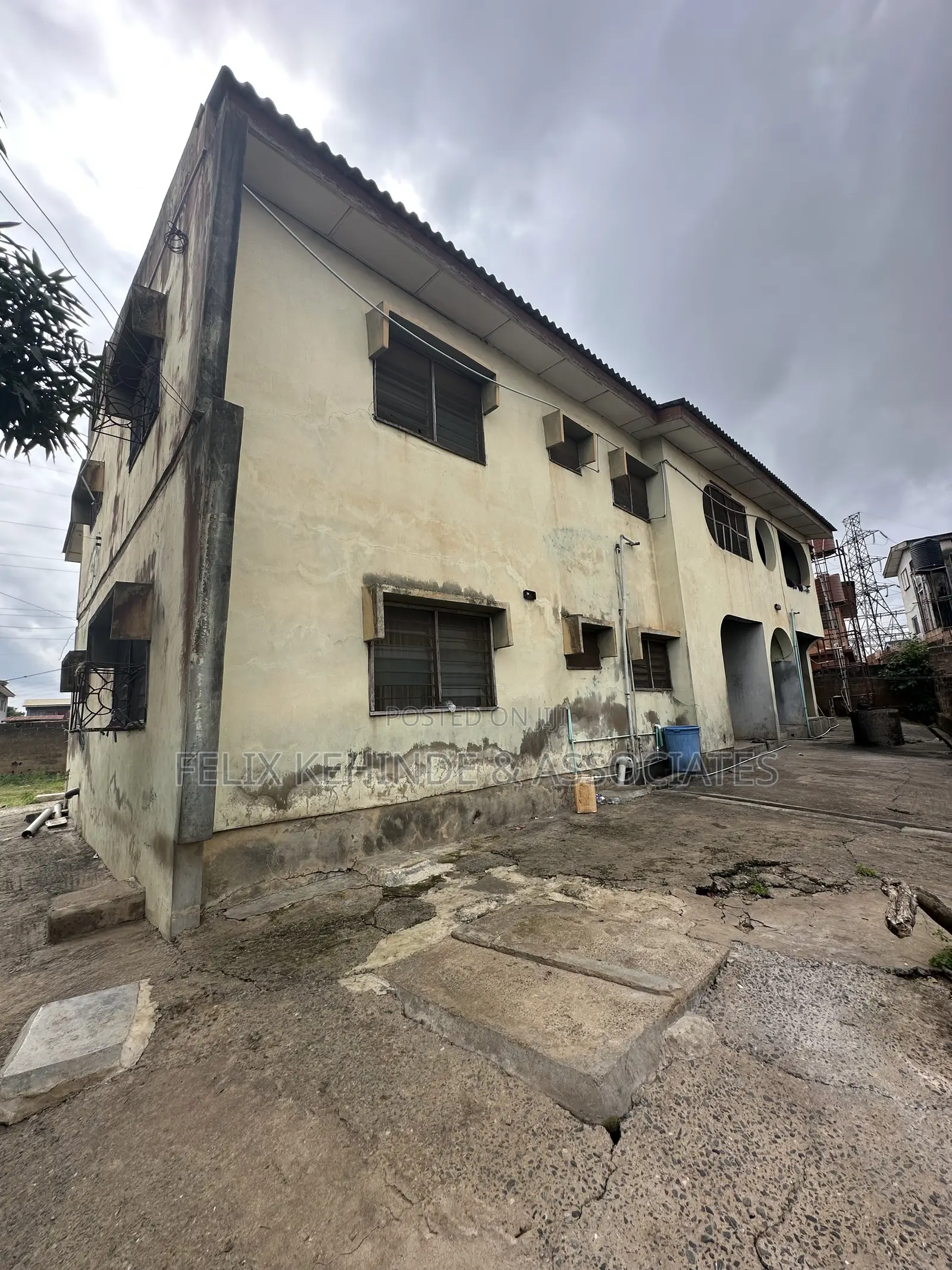 12bdrm Block of Flats in Akinyemi, Ring Road for sale