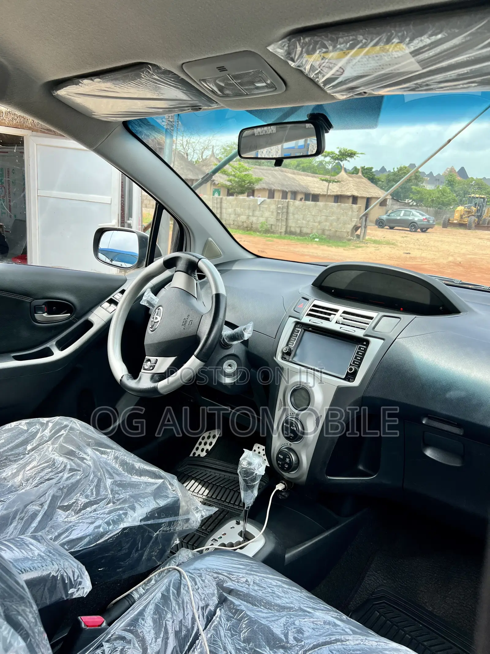 Toyota Yaris LE Hatchback 3dr 2012 Gray