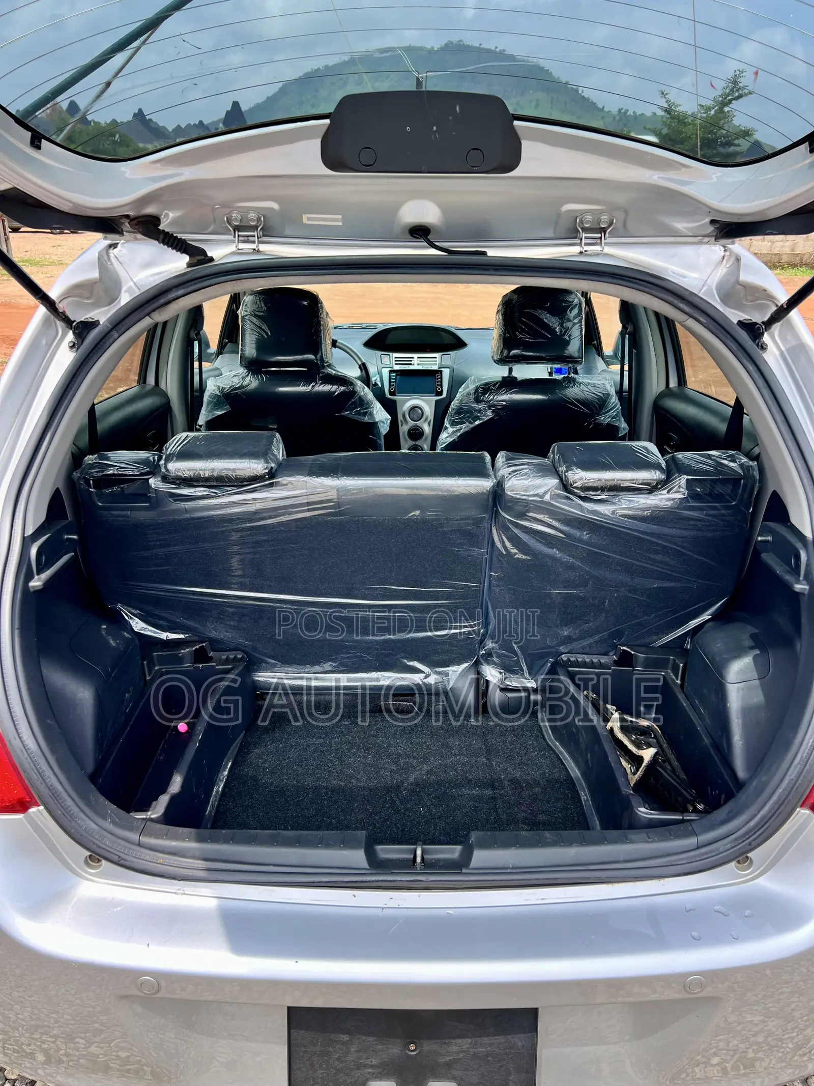 Toyota Yaris LE Hatchback 3dr 2012 Gray
