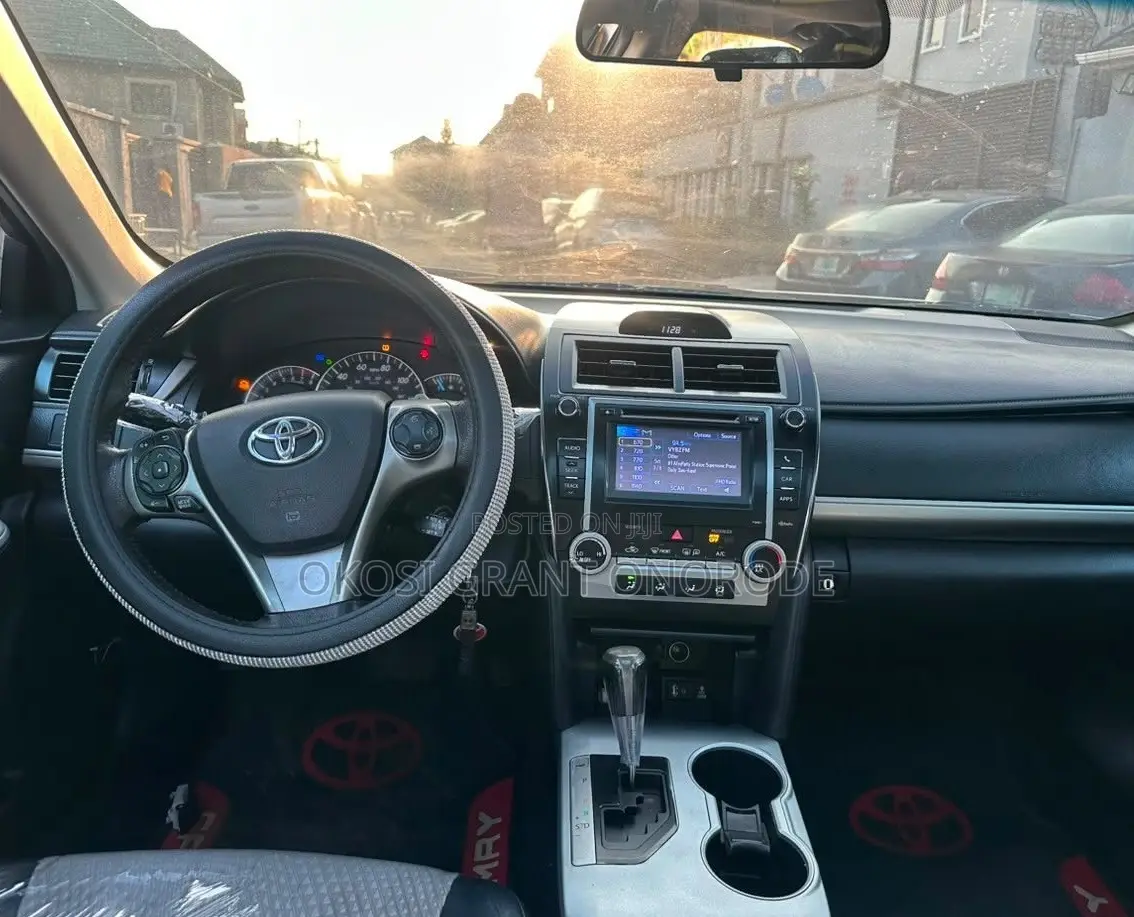 Toyota Camry SE 4dr Sedan (2.5L 4cyl 6A) 2013 Silver