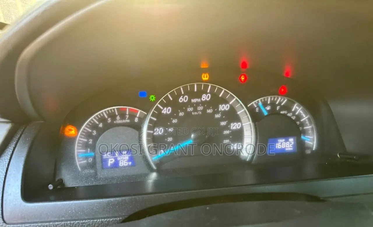 Toyota Camry SE 4dr Sedan (2.5L 4cyl 6A) 2013 Silver