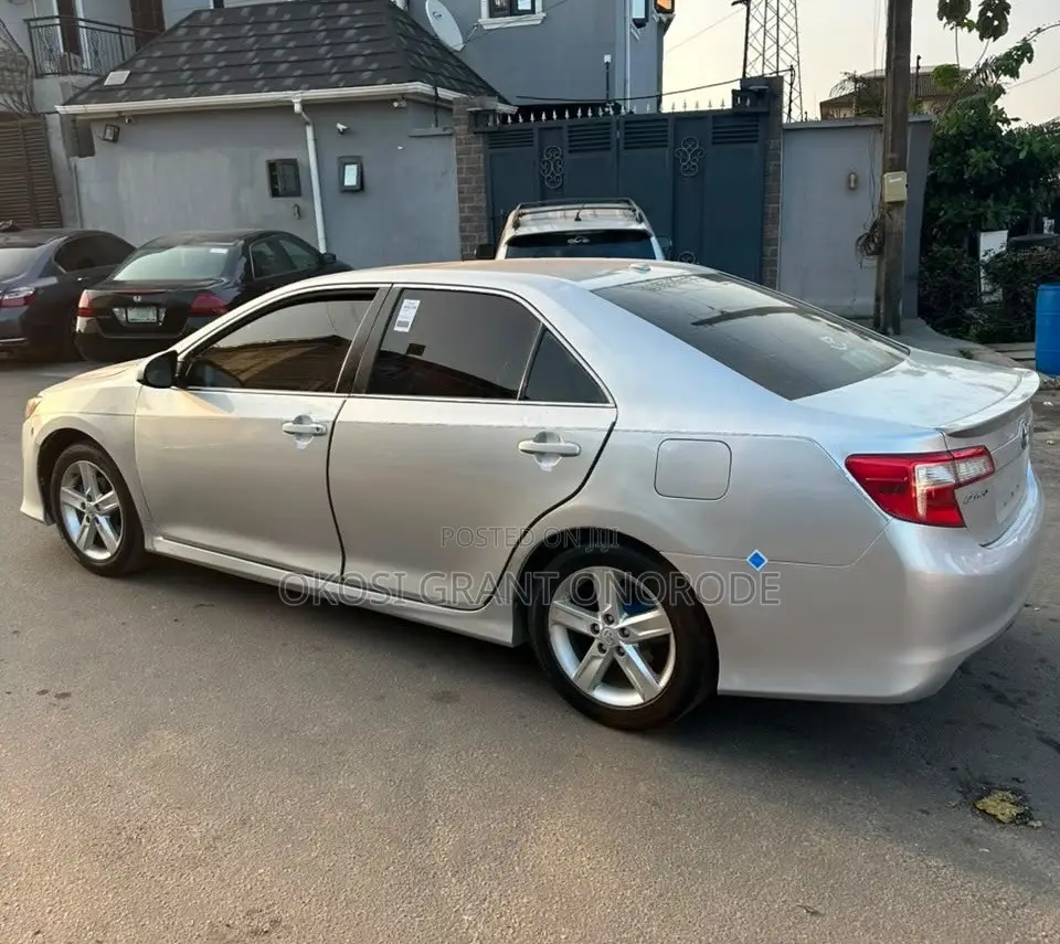 Toyota Camry SE 4dr Sedan (2.5L 4cyl 6A) 2013 Silver