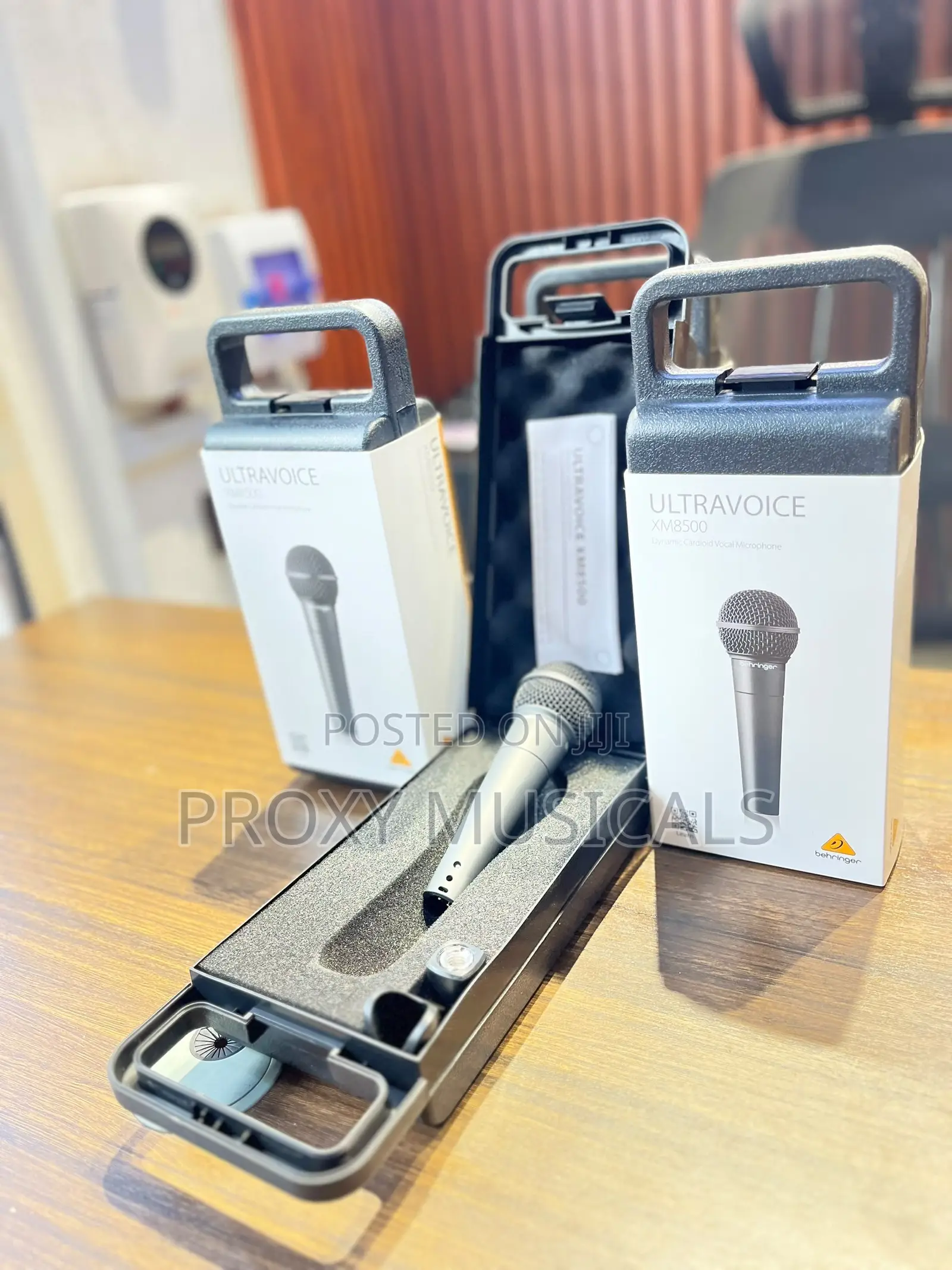 Behringer ULTRAVOICE XM8500 Wired Microphone