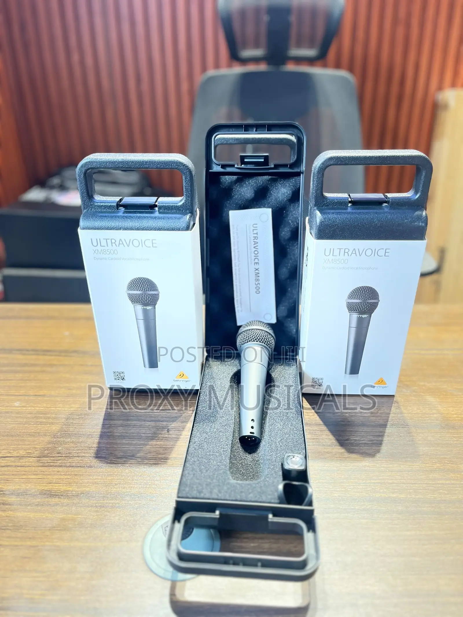 Behringer ULTRAVOICE Dynamic Cardioid Vocal Microphone