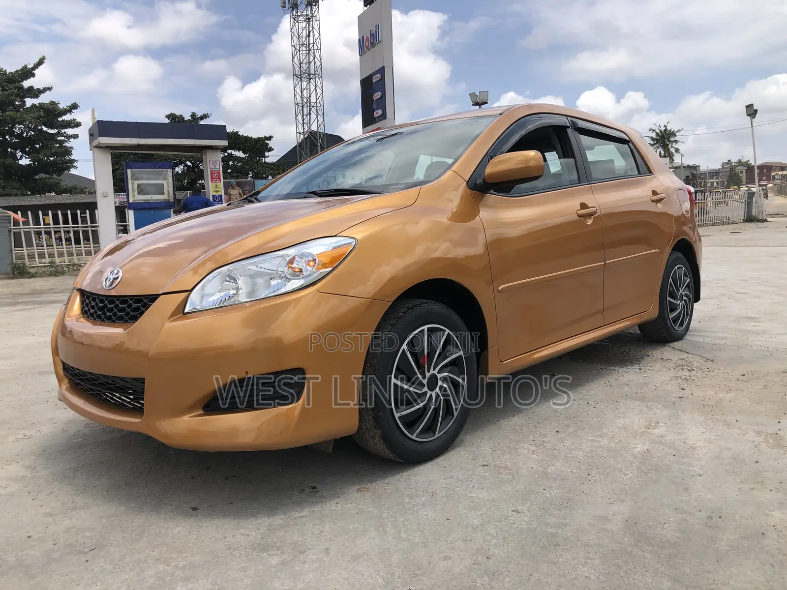 Toyota Matrix Hatchback FWD (1.8L 4cyl 5M) 2010 Gold