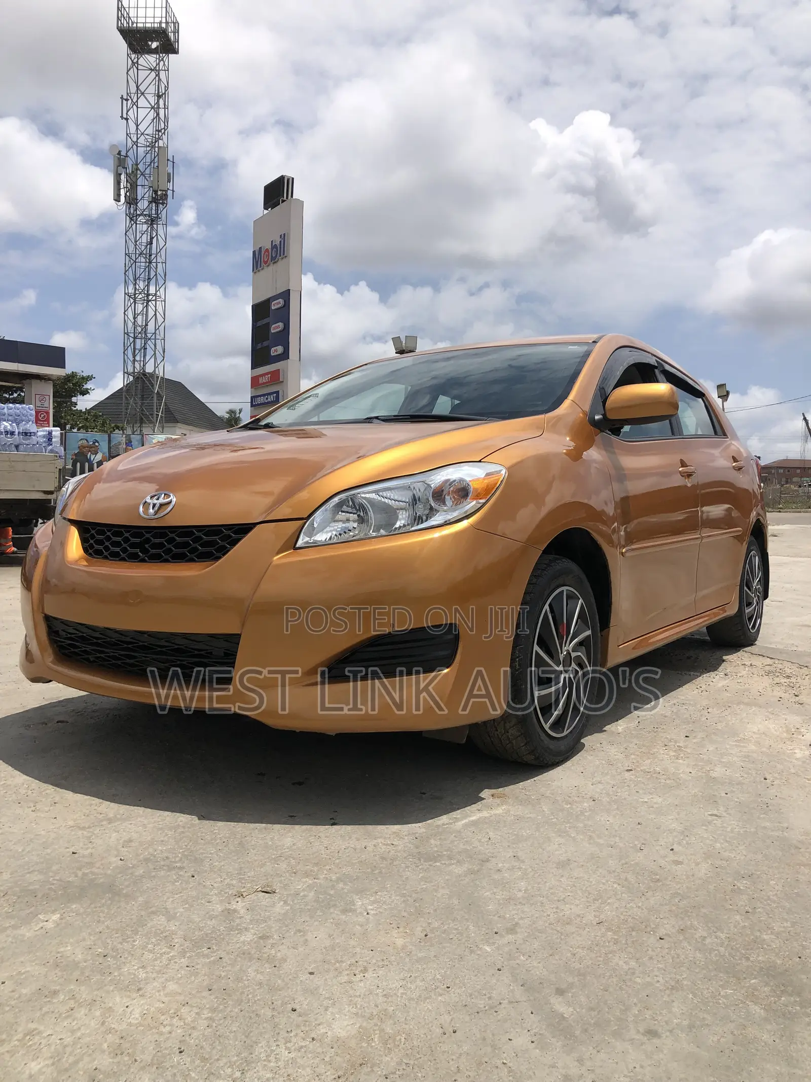 Toyota Matrix Hatchback FWD (1.8L 4cyl 5M) 2010 Gold