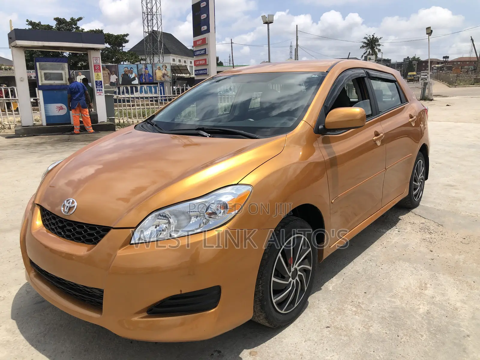 Toyota Matrix Hatchback FWD (1.8L 4cyl 5M) 2010 Gold