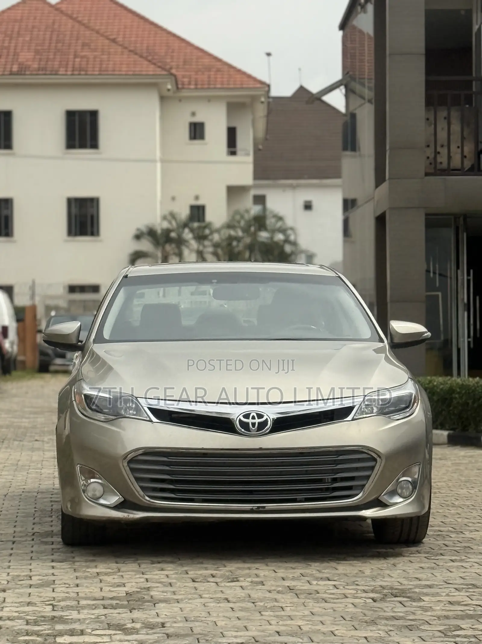 Toyota Avalon Limited Sedan FWD (3.5L 6cyl 6A) 2012 Gold