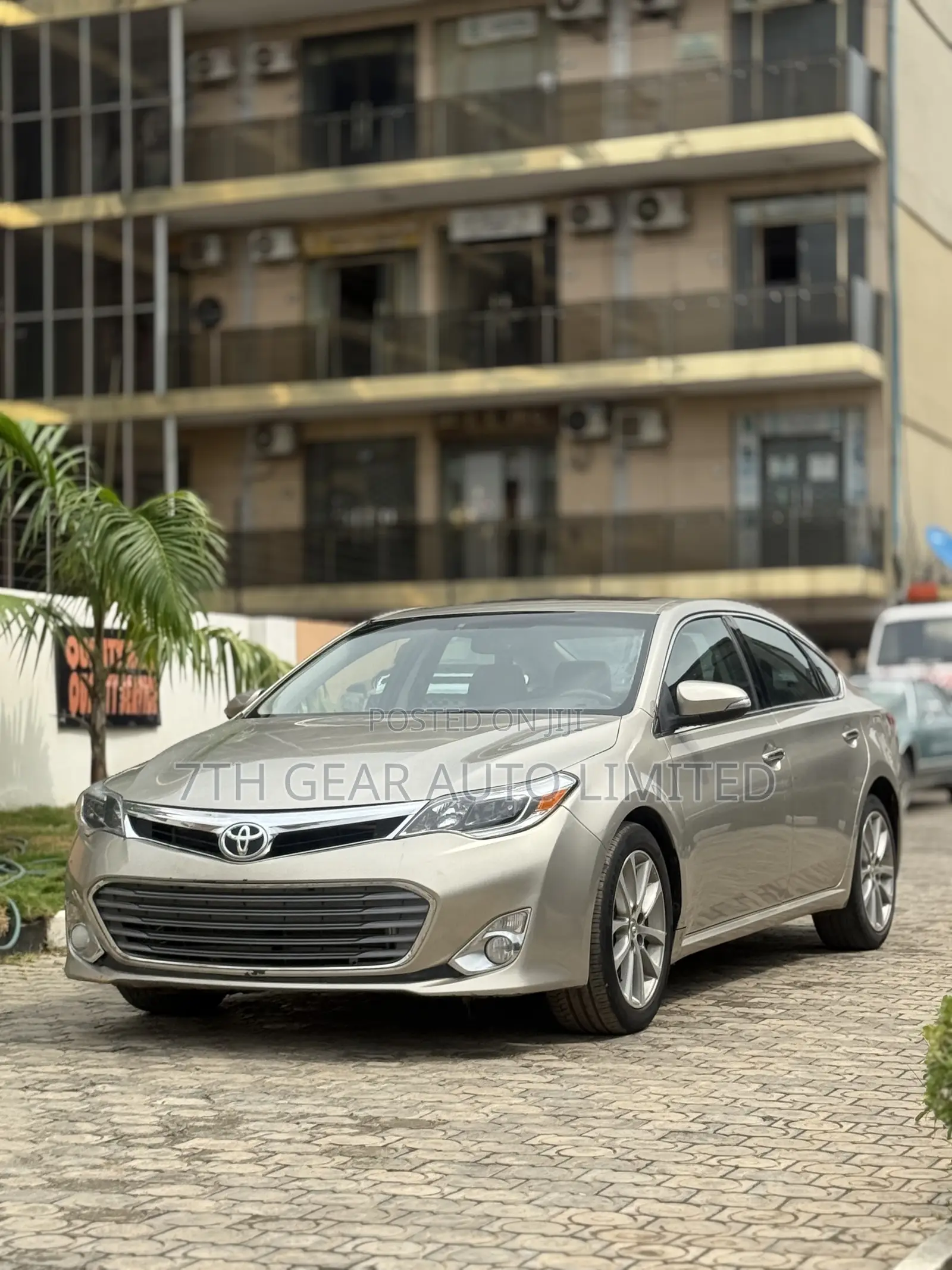 Toyota Avalon Limited Sedan FWD (3.5L 6cyl 6A) 2012 Gold