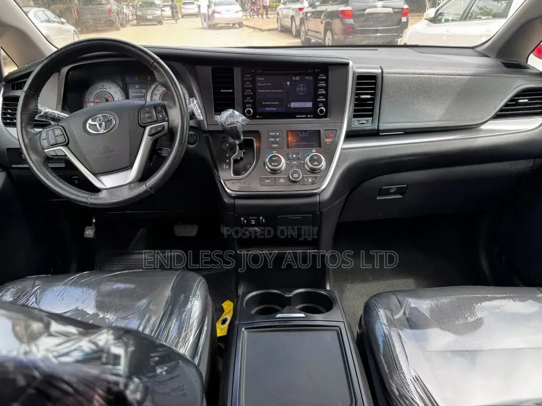 Toyota Sienna SE Premium (3.5L 6cyl 8A) 2018 Silver