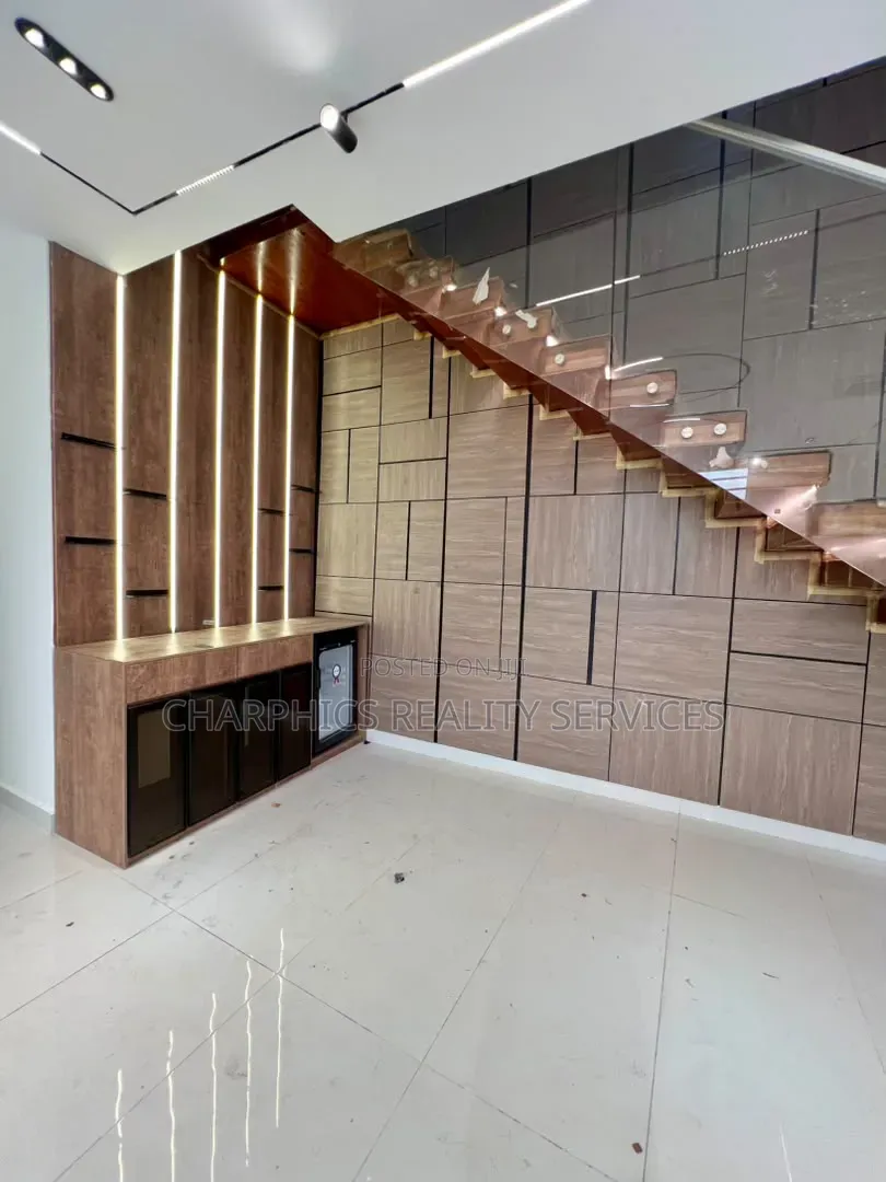 5bdrm Duplex in Chevron for sale