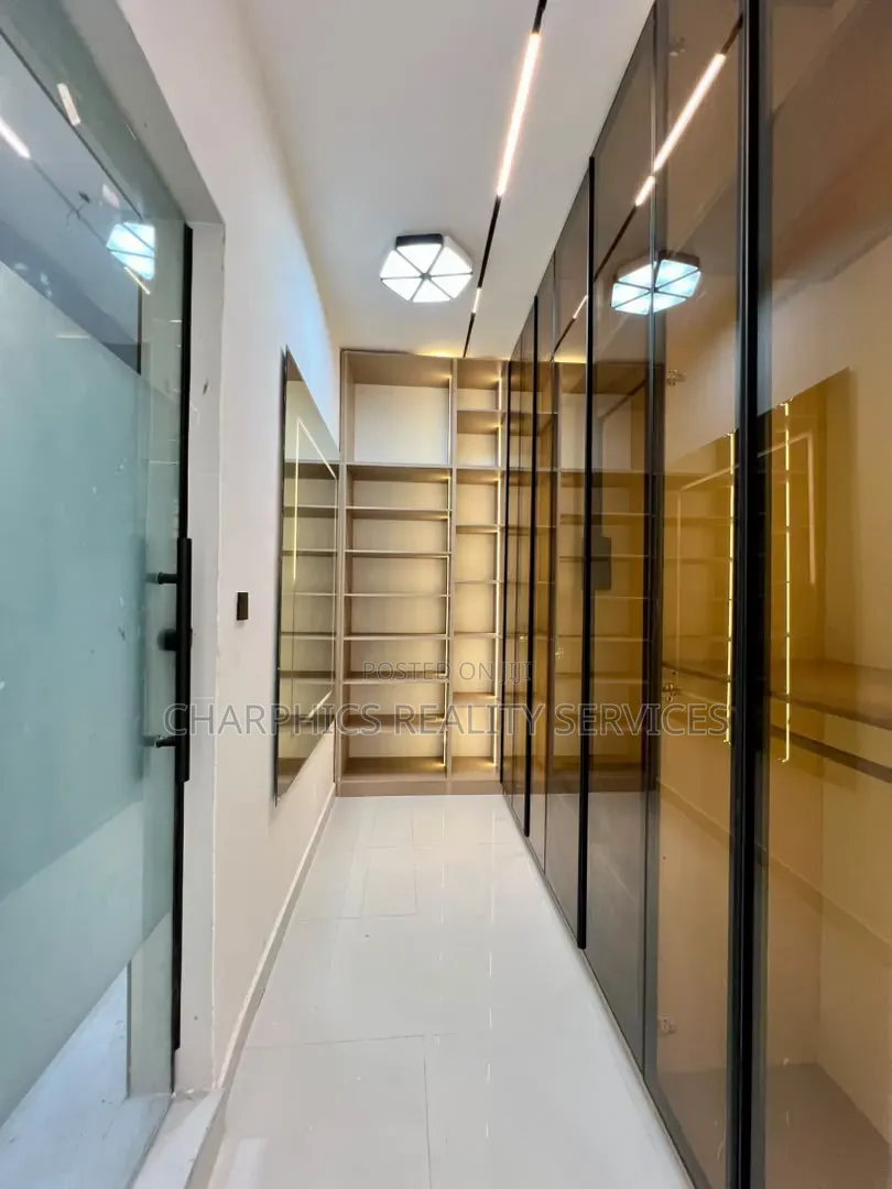 5bdrm Duplex in Chevron for sale
