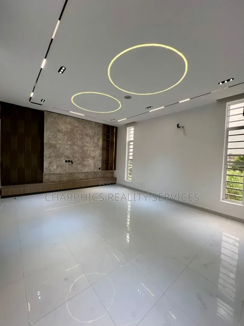 5bdrm Duplex in Chevron for sale