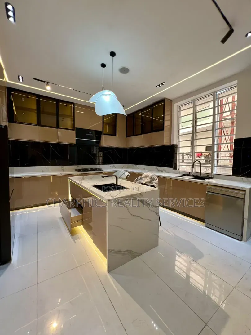 5bdrm Duplex in Chevron for sale