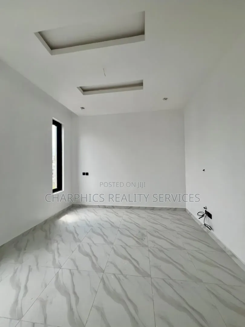1bdrm Apartment in Lekki Phase 1 for sale