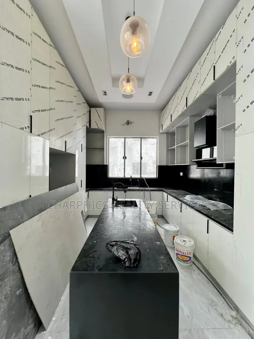 5bdrm Duplex in Osapa london for sale