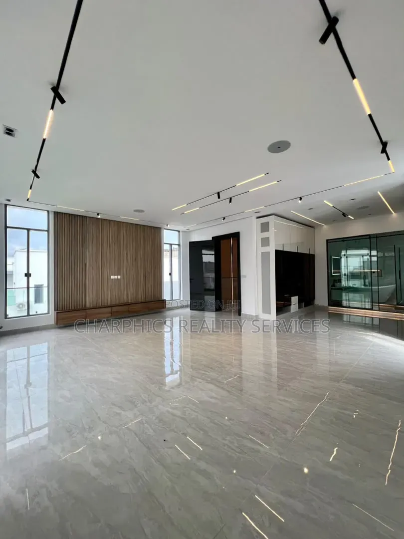 5bdrm Duplex in Osapa london for sale