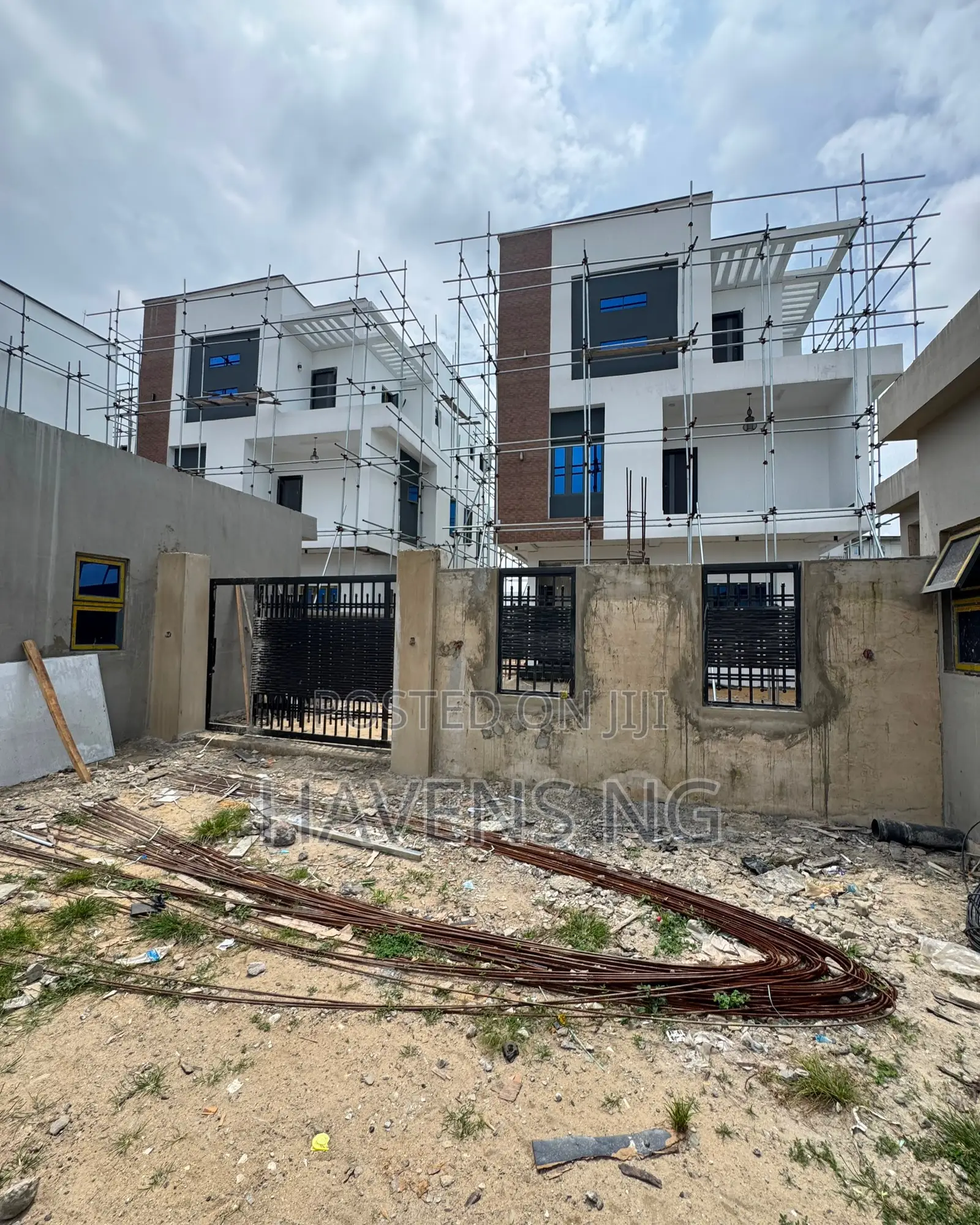 6bdrm Duplex in Western Avenue for sale