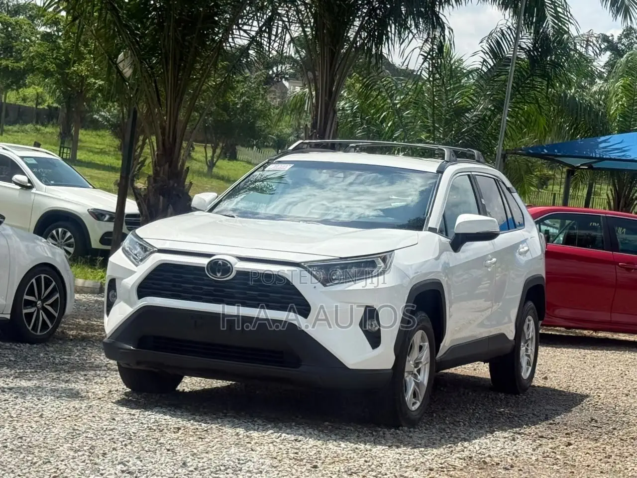 Toyota RAV4 XLE AWD 2020 White