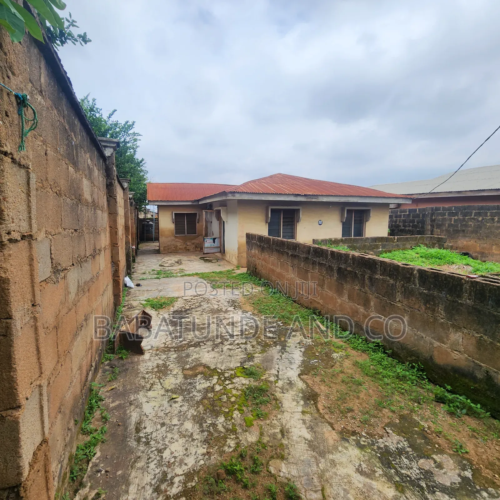 4bdrm Bungalow in Boluwaduro Estate, Akobo for sale
