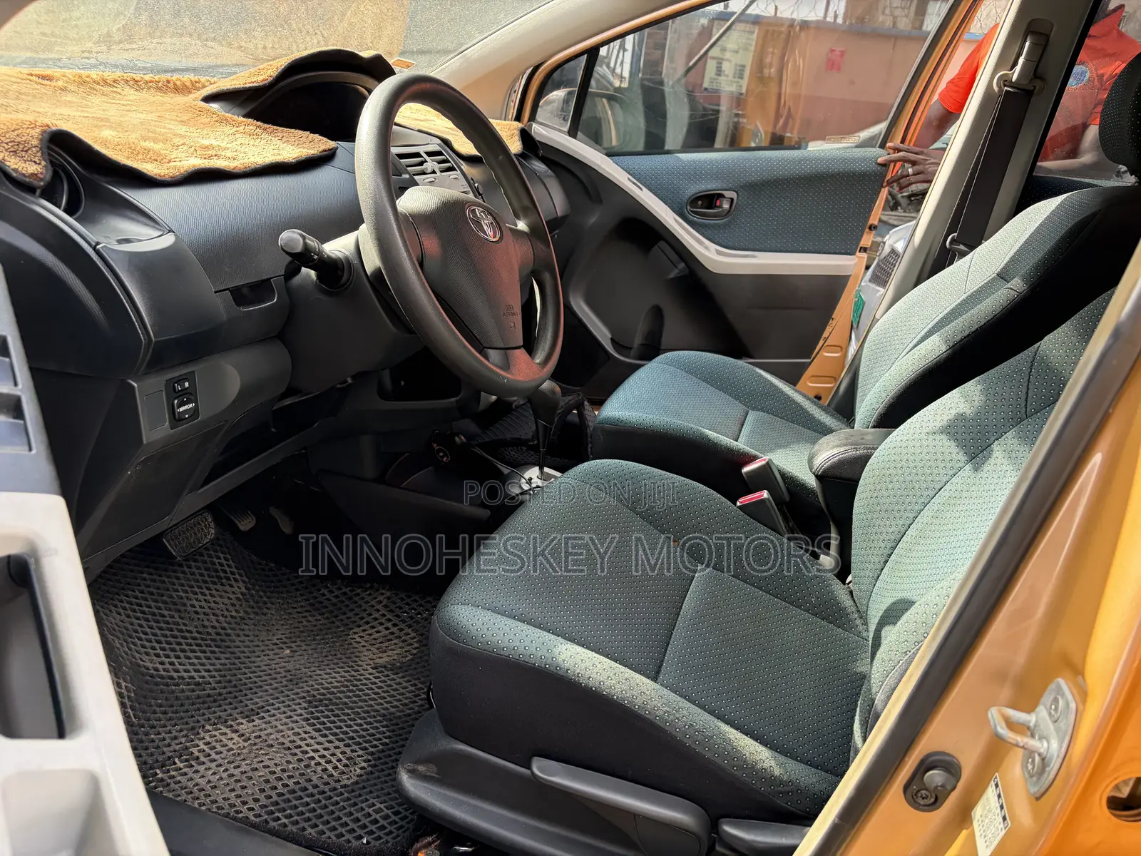 Toyota Yaris Base Hatchback 5dr 2010 Gold