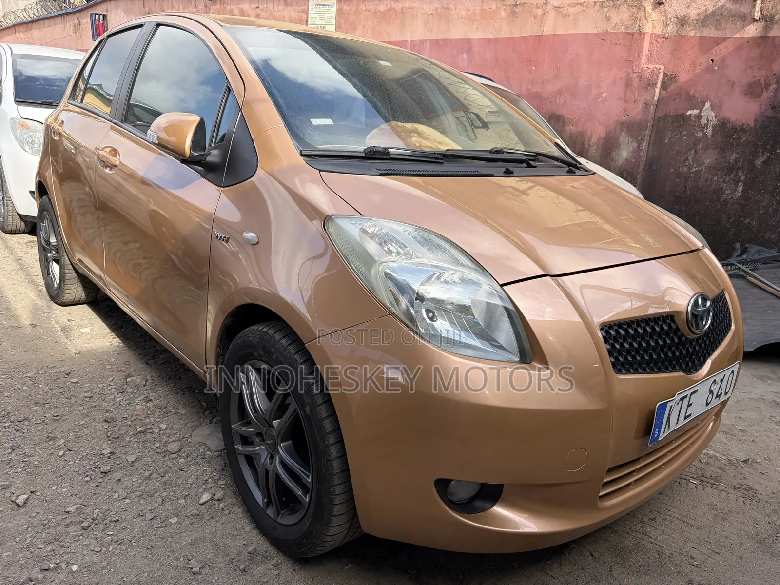 Toyota Yaris Base Hatchback 5dr 2010 Gold