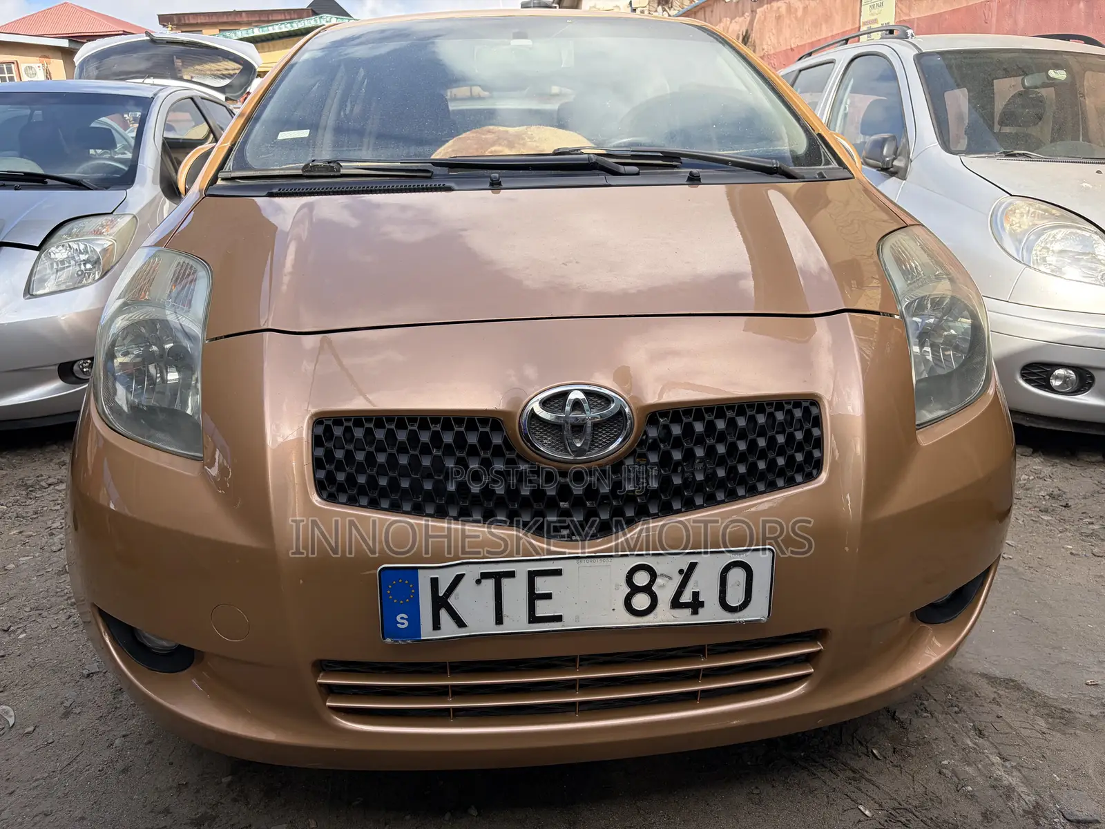 Toyota Yaris Base Hatchback 5dr 2010 Gold