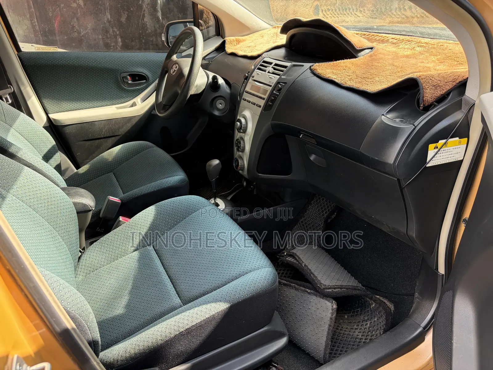 Toyota Yaris Base Hatchback 5dr 2010 Gold