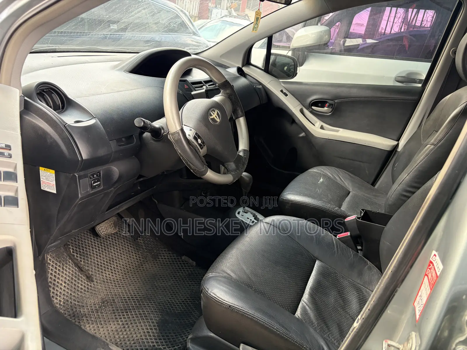 Toyota Yaris Base Hatchback 5dr 2010 Gray