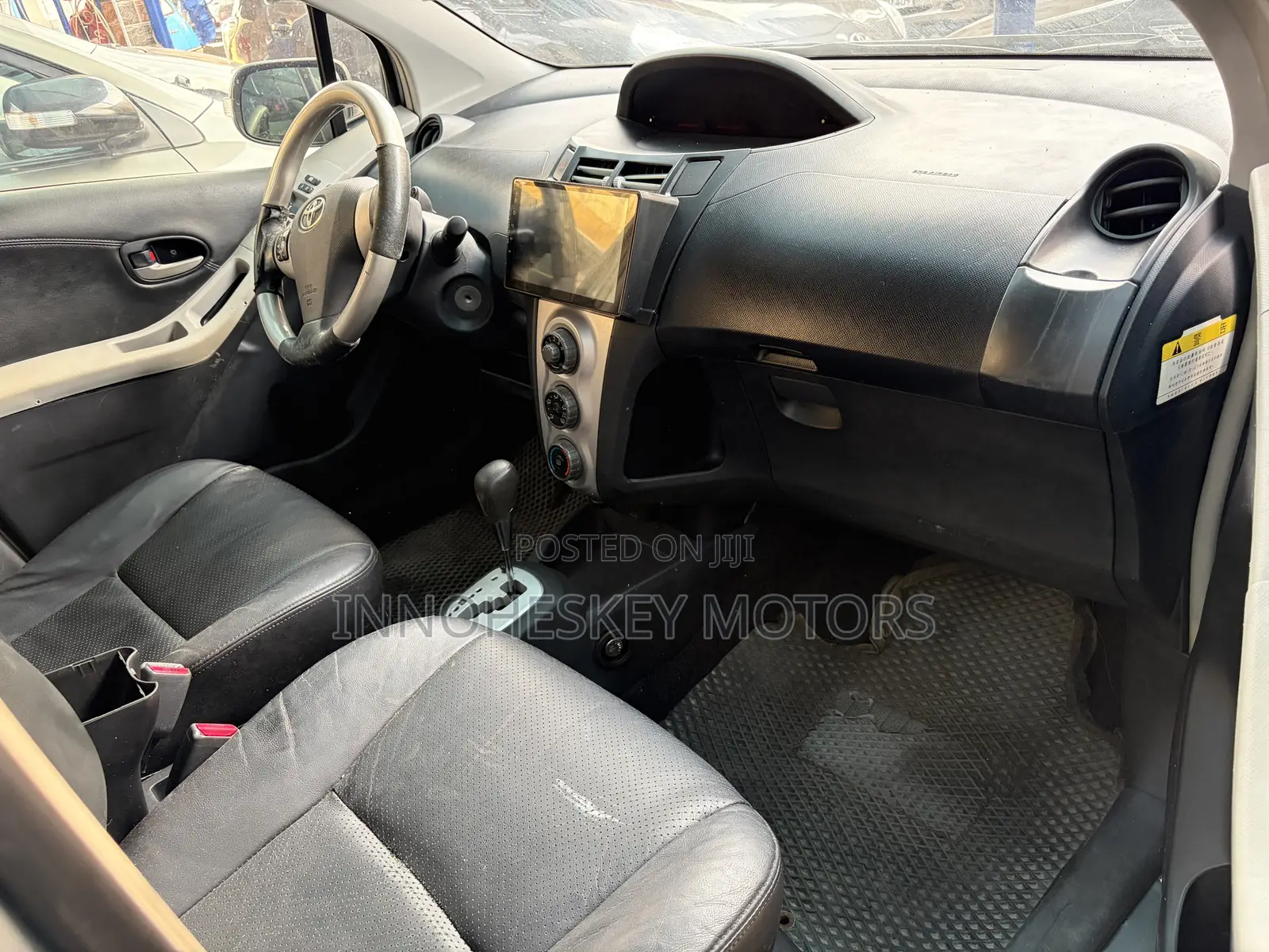 Toyota Yaris Base Hatchback 5dr 2010 Gray
