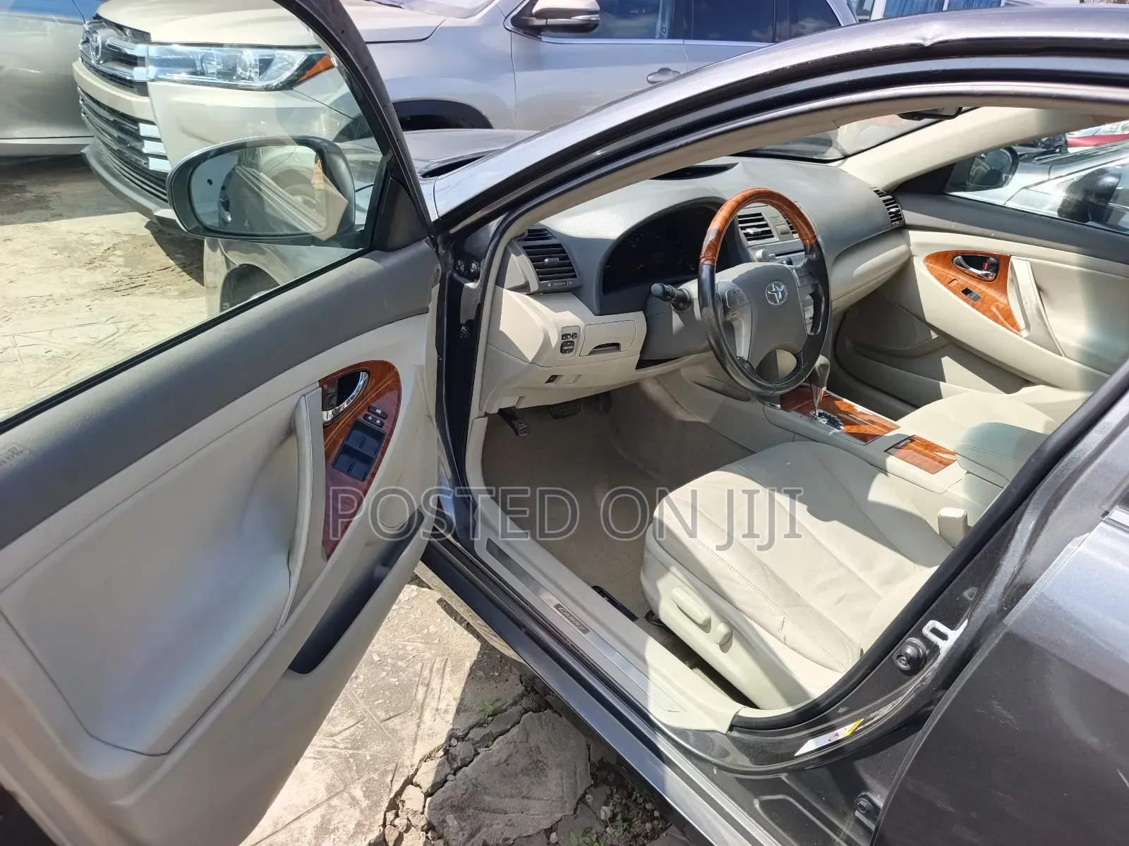 Toyota Camry XLE 4dr Sedan (2.5L 4cyl 6AM) 2010 Gray
