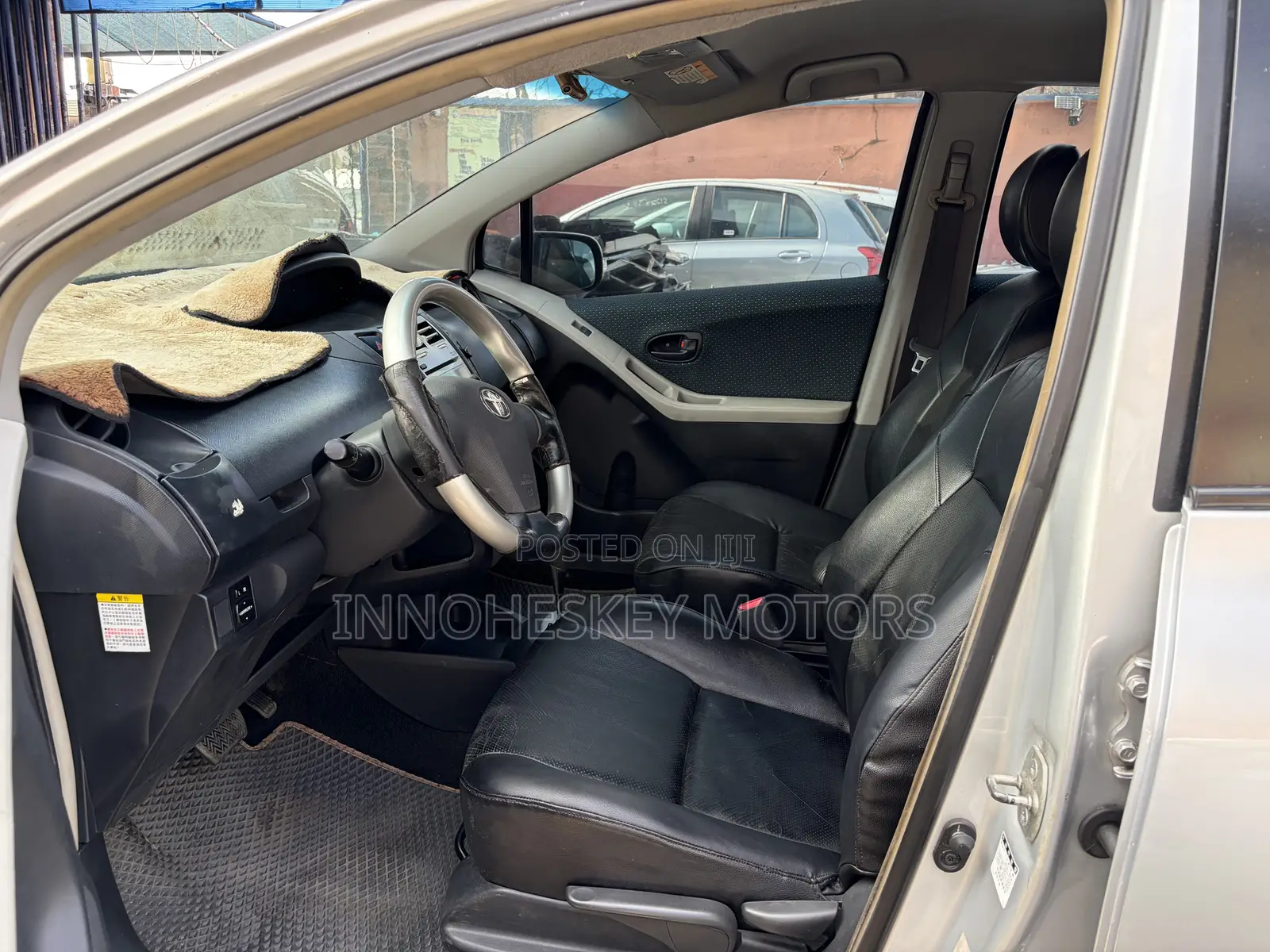 Toyota Yaris Base Hatchback 5dr 2010 Silver