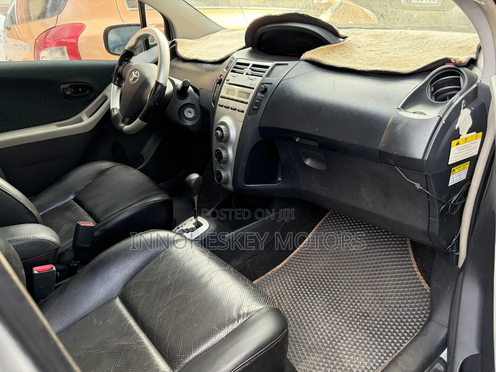 Toyota Yaris Base Hatchback 5dr 2010 Silver