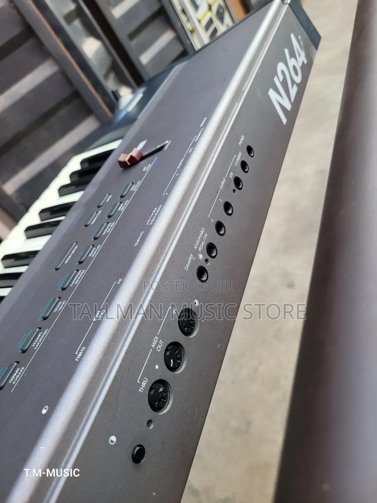 Korg N261 Music Workstation