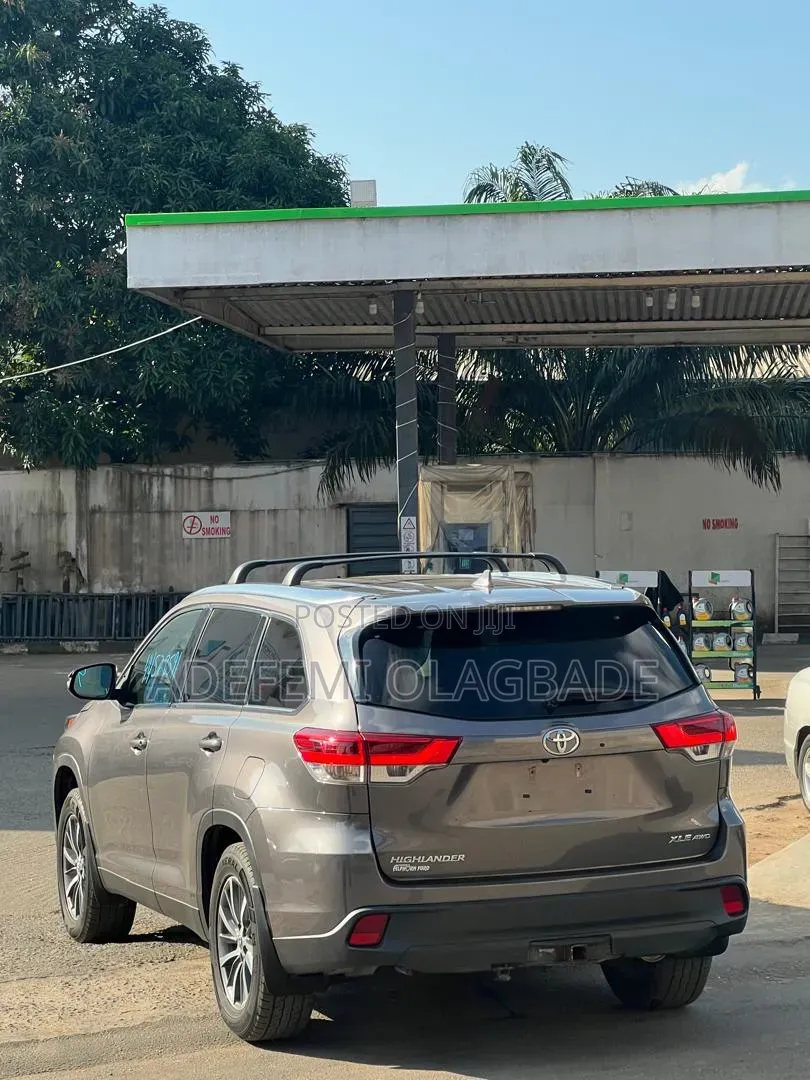 Toyota Highlander XLE 2019 Gray