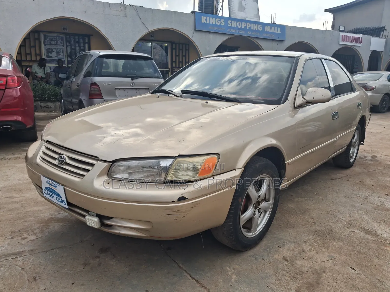 Toyota Camry 2000 Gold