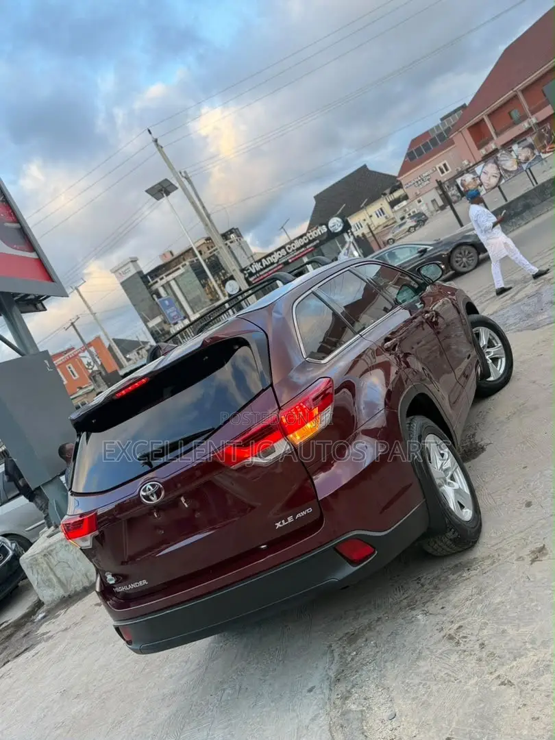 Toyota Highlander XLE 4x4 V6 (3.5L 6cyl 8A) 2018 Red