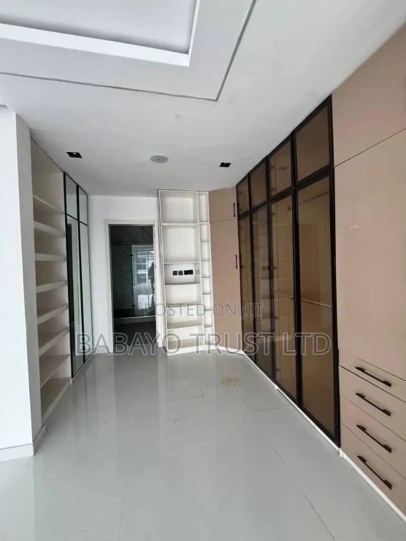 5bdrm Duplex in Ikota for sale