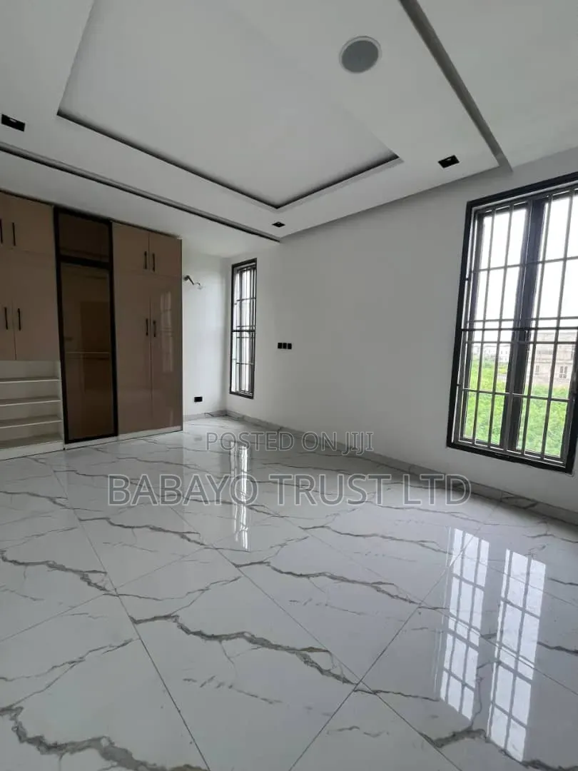 5bdrm Duplex in Ikota for sale