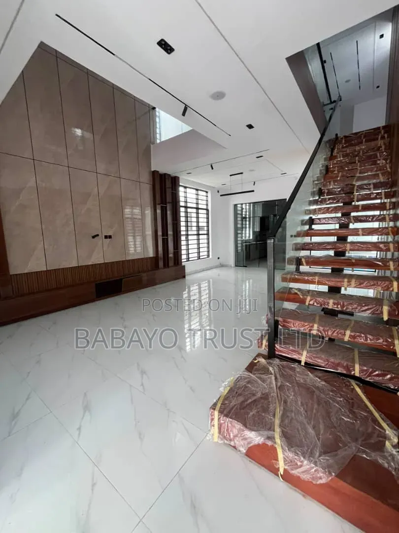 5bdrm Duplex in Ikota for sale