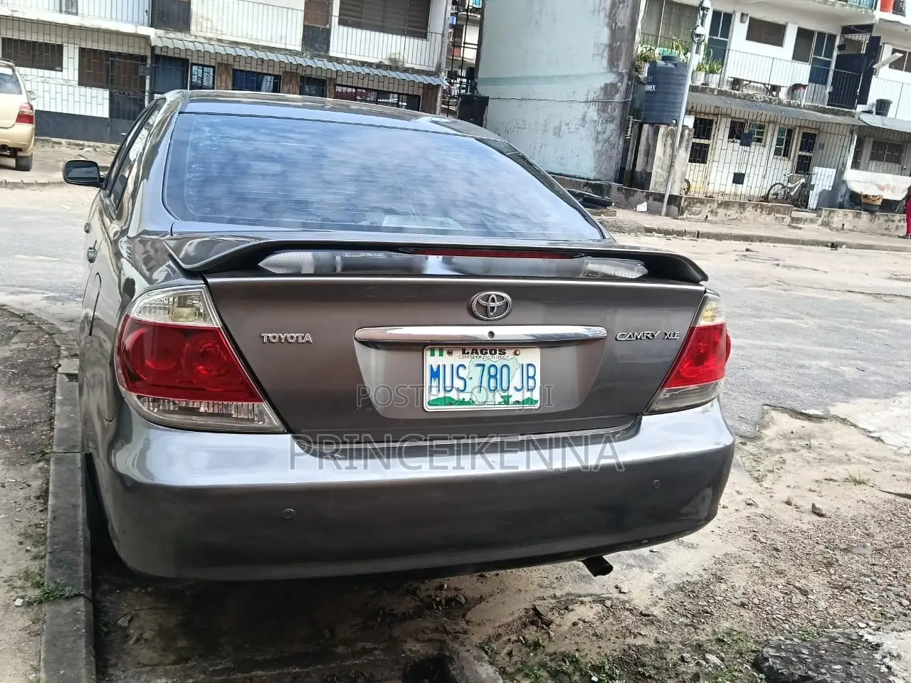Toyota Camry 2005 Gray