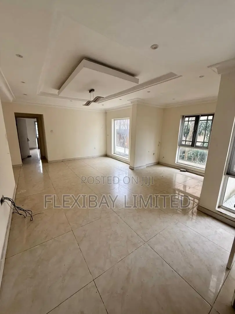 2bdrm Apartment in Lekki Phase 1 for rent