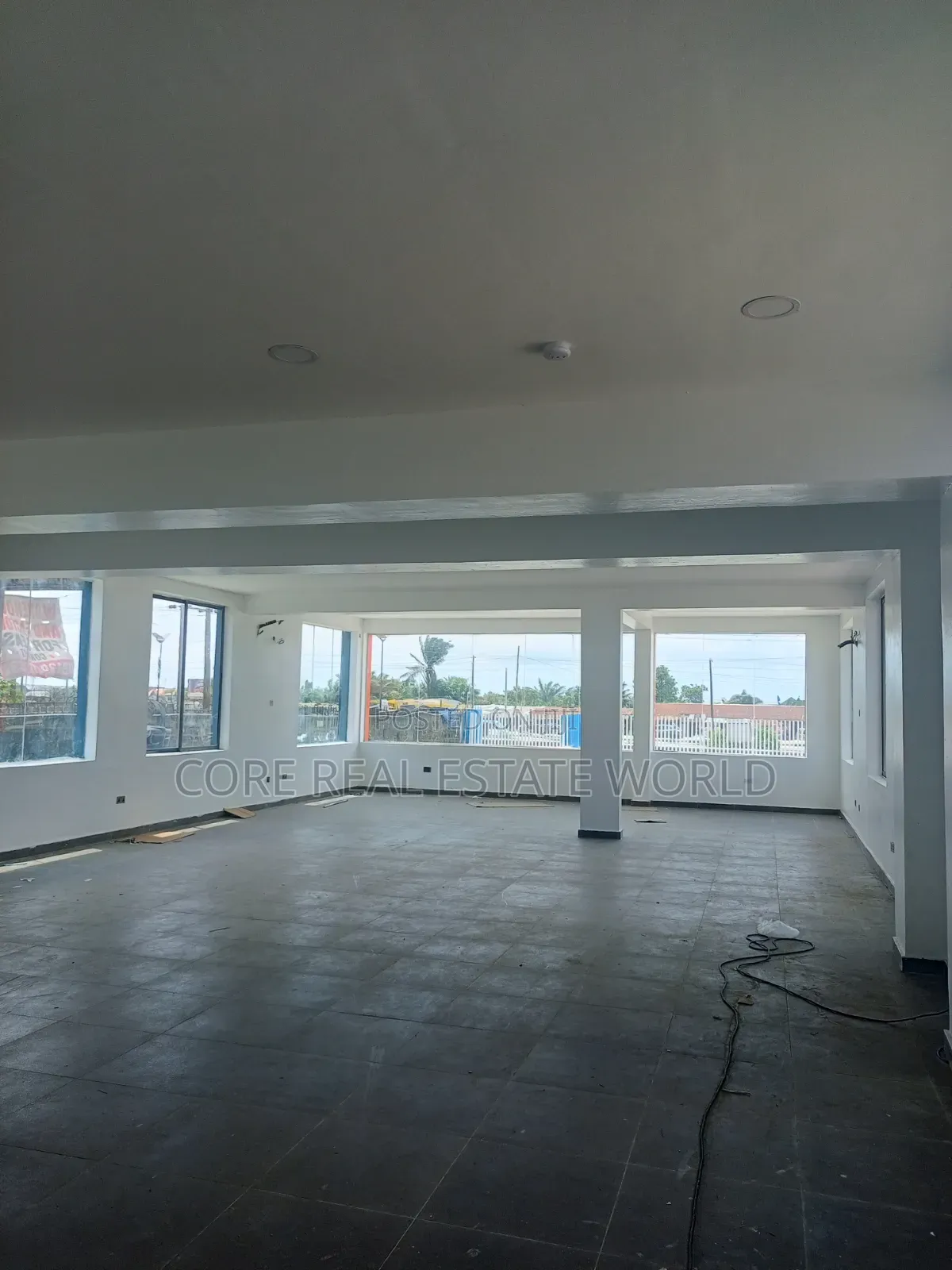 Spacious New Shop Facing Express Directly