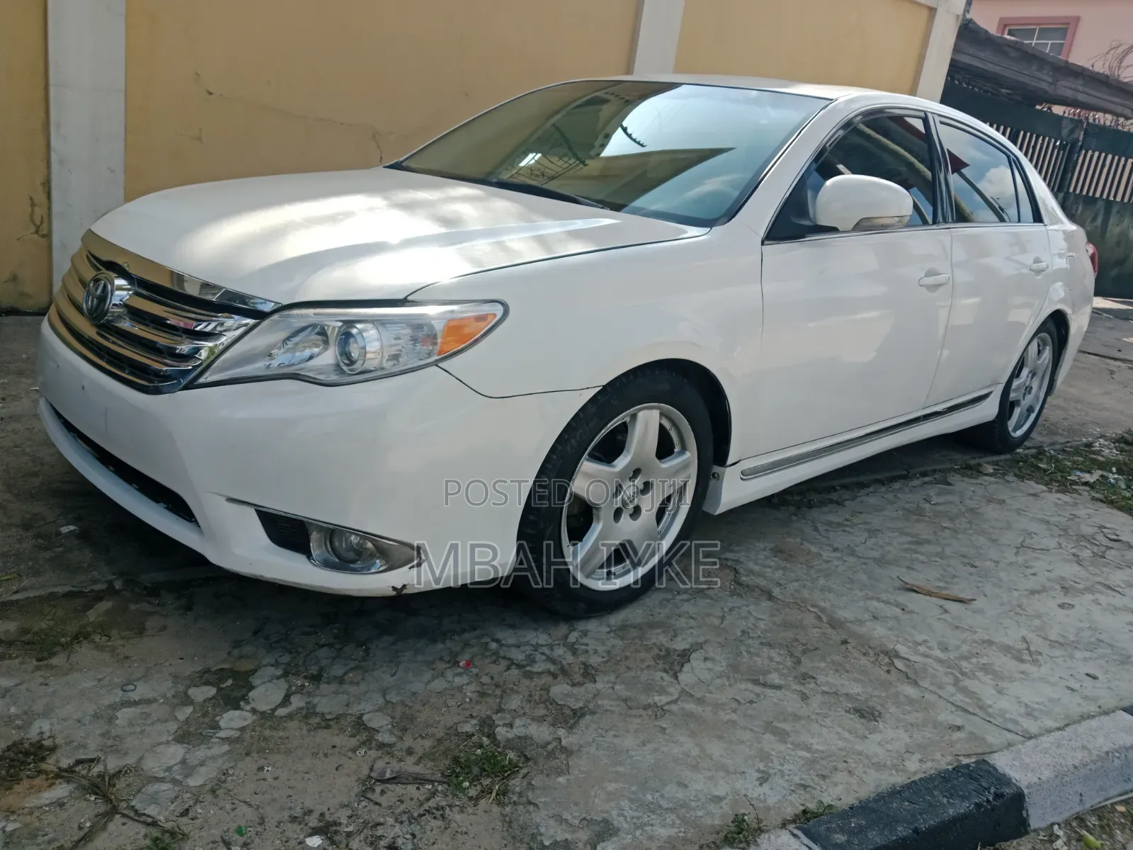 Toyota Avalon 2010 White